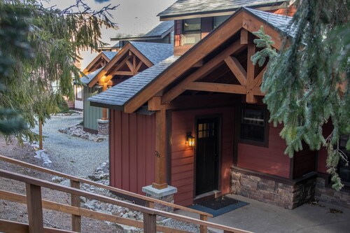 PET FRIENDLY 2br/2ba Tree Top -walk to ski/village