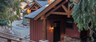 PET FRIENDLY 2br/2ba Tree Top -walk to ski/village