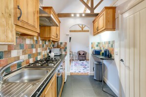 Fridge, microwave, oven, stovetop - Grindle Cottage - Luxury Cottages (Exeter)