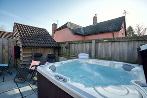 Outdoor spa tub - Grindle Cottage - Luxury Cottages (Exeter)