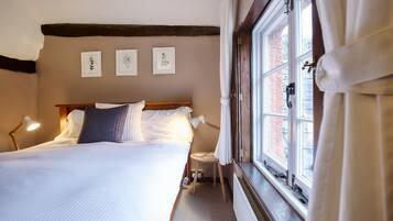 2 bedrooms, travel crib, WiFi