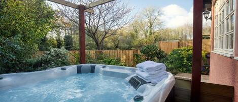 Outdoor spa tub