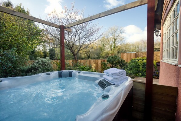 Outdoor spa tub - White Cross Cottage - Luxury Cottages (Exeter)