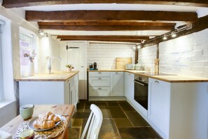 Microwave, oven, stovetop, dishwasher - White Cross Cottage - Luxury Cottages (Exeter)