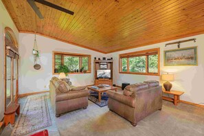 Televisión, chimenea, reproductor de DVD y oficina 