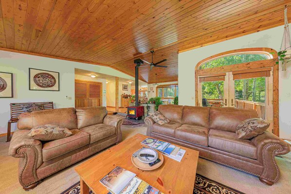 Televisión, chimenea, reproductor de DVD y oficina 