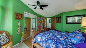 4 bedrooms, desk, iron/ironing board, travel cot - The Brew Ridge Trail's Most Unique Home.  Sleeps 12 (Afton)