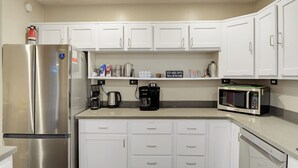 Coffee/tea maker, fridge, microwave, oven - The Brew Ridge Trail's Most Unique Home.  Sleeps 12 (Afton)