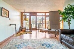 Smart TV, fireplace, books, stereo