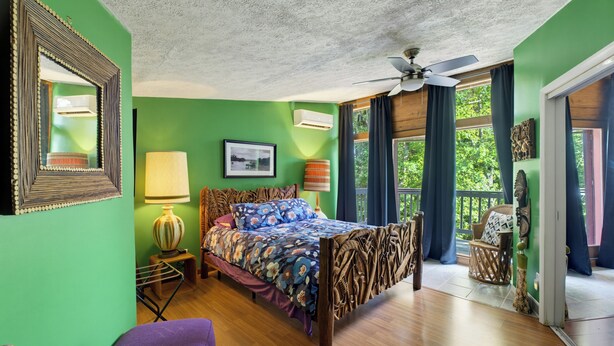 4 bedrooms, desk, iron/ironing board, travel cot - The Brew Ridge Trail's Most Unique Home.  Sleeps 12 (Afton)