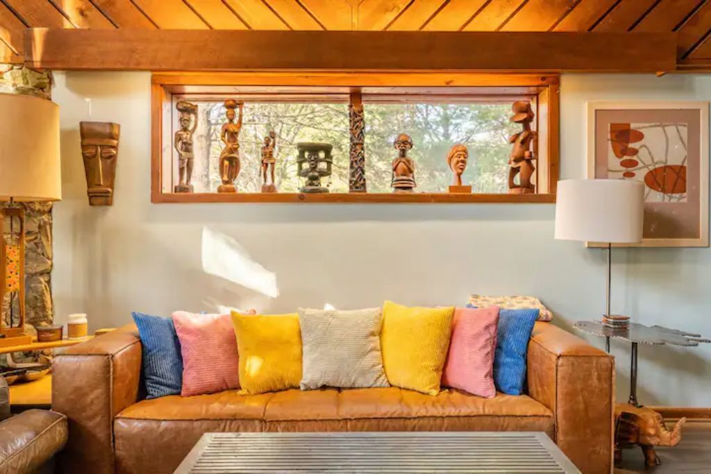 Smart TV, fireplace, books, stereo