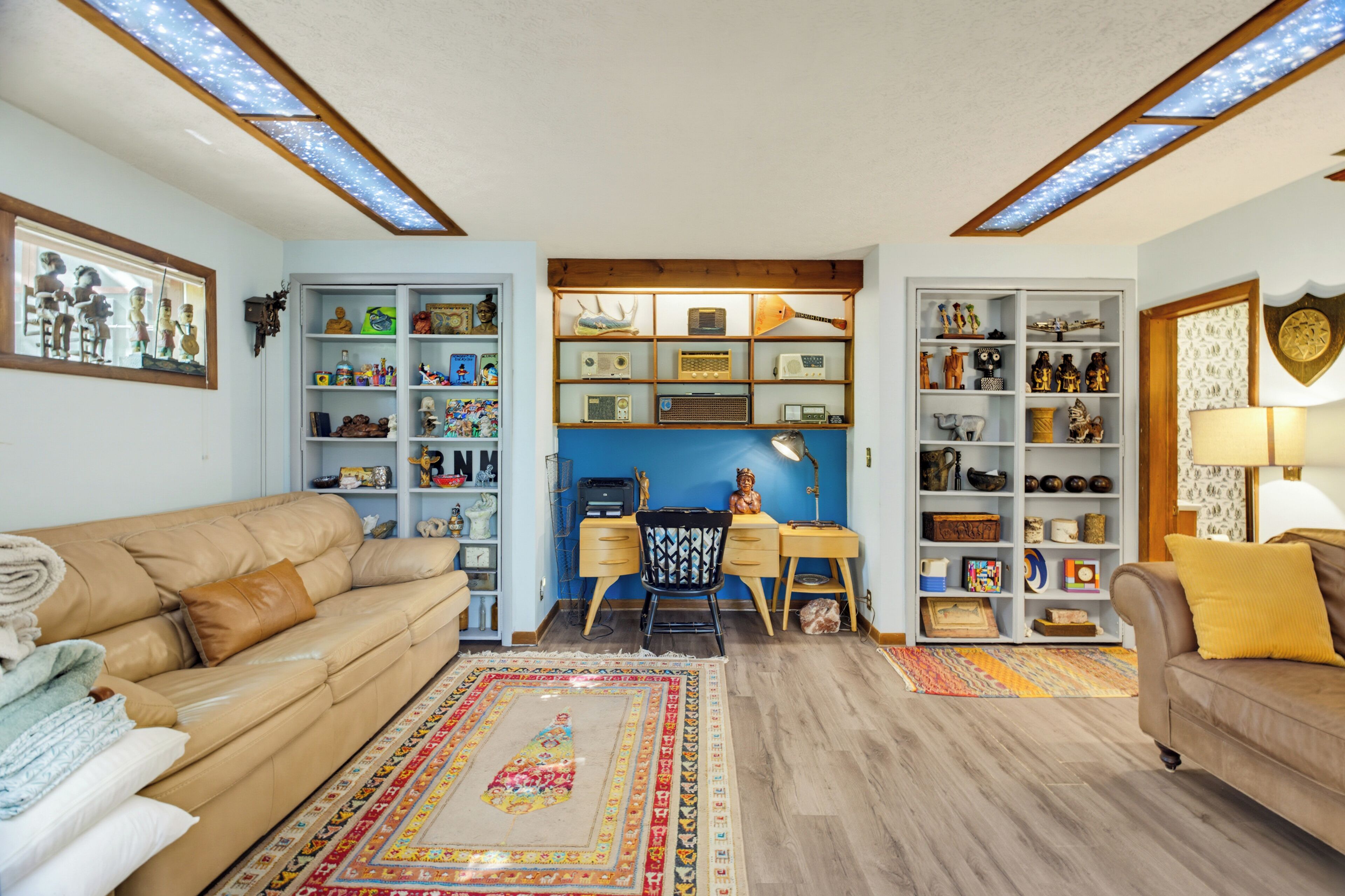 TV connectée, cheminée, livres, chaîne hi-fi