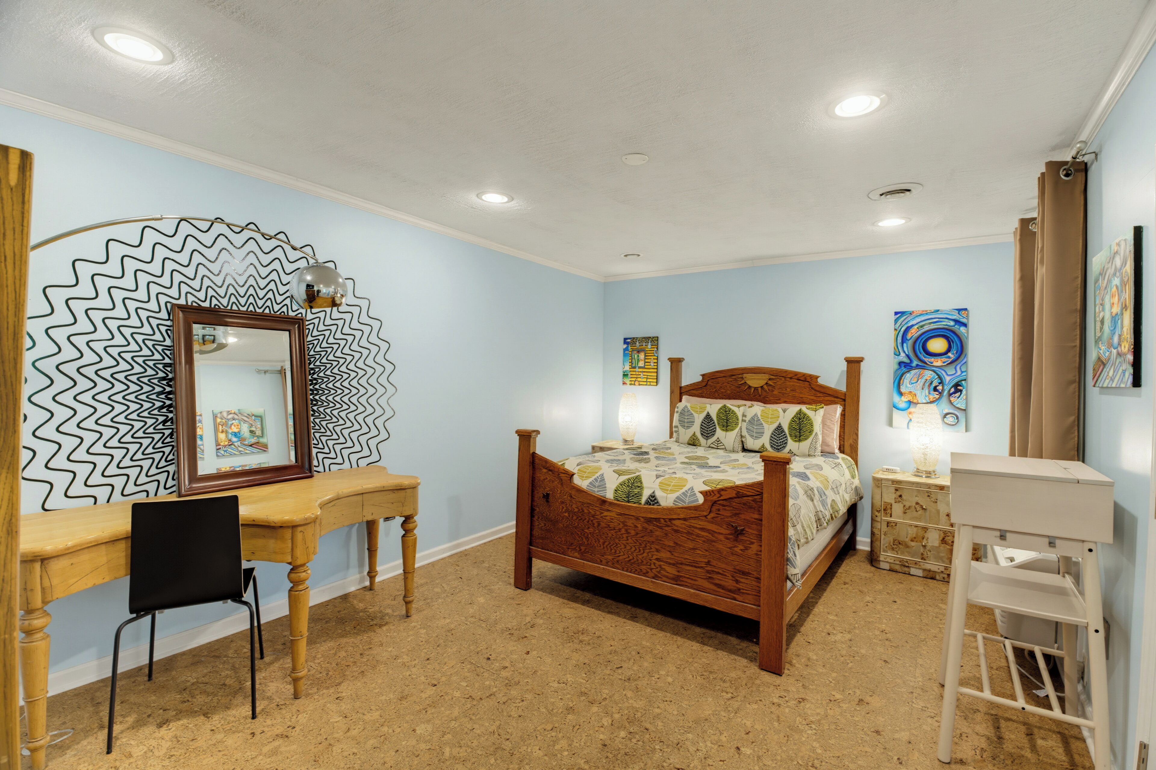 4 bedrooms, desk, iron/ironing board, travel crib
