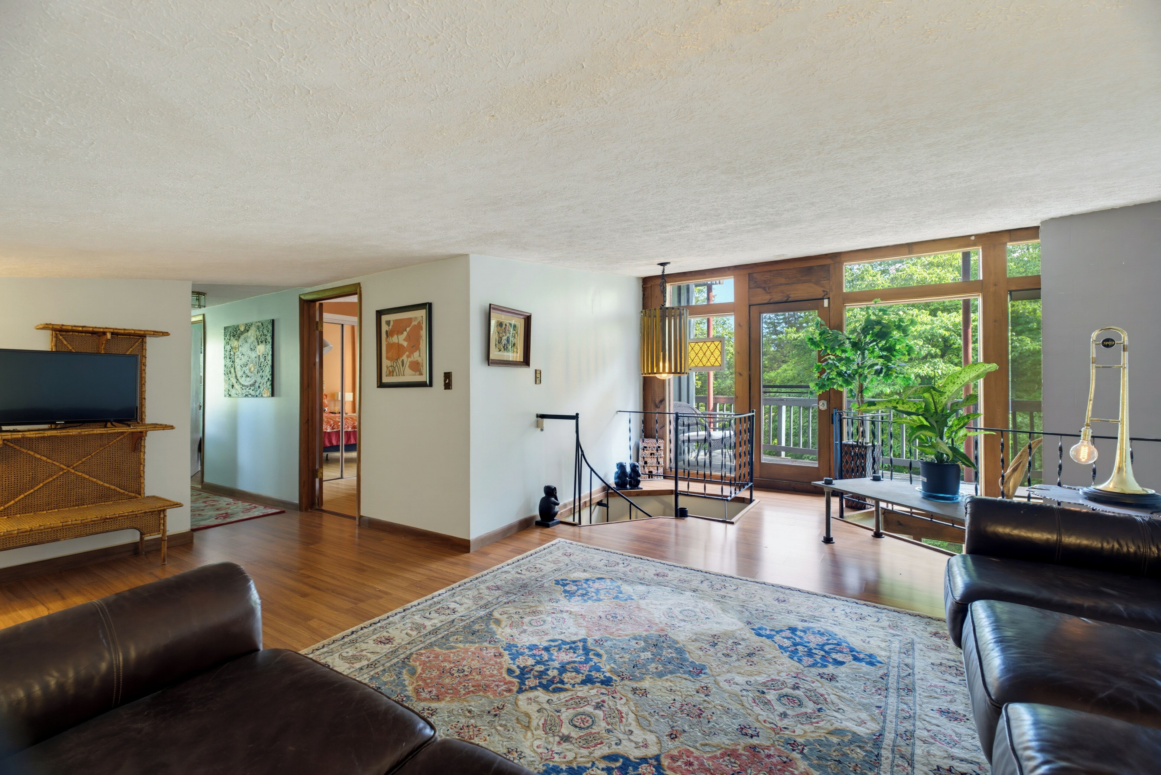 Smart TV, fireplace, books, stereo