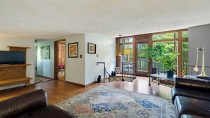 Smart TV, fireplace, books, stereo - The Brew Ridge Trail's Most Unique Home.  Sleeps 12 (Afton)
