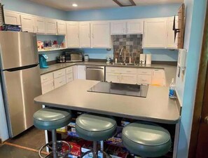 Geladeira, micro-ondas, fogão, cooktop