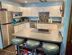 Geladeira, micro-ondas, fogão, cooktop