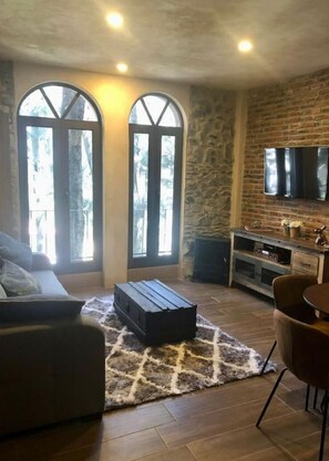 Smart TV, books, stereo