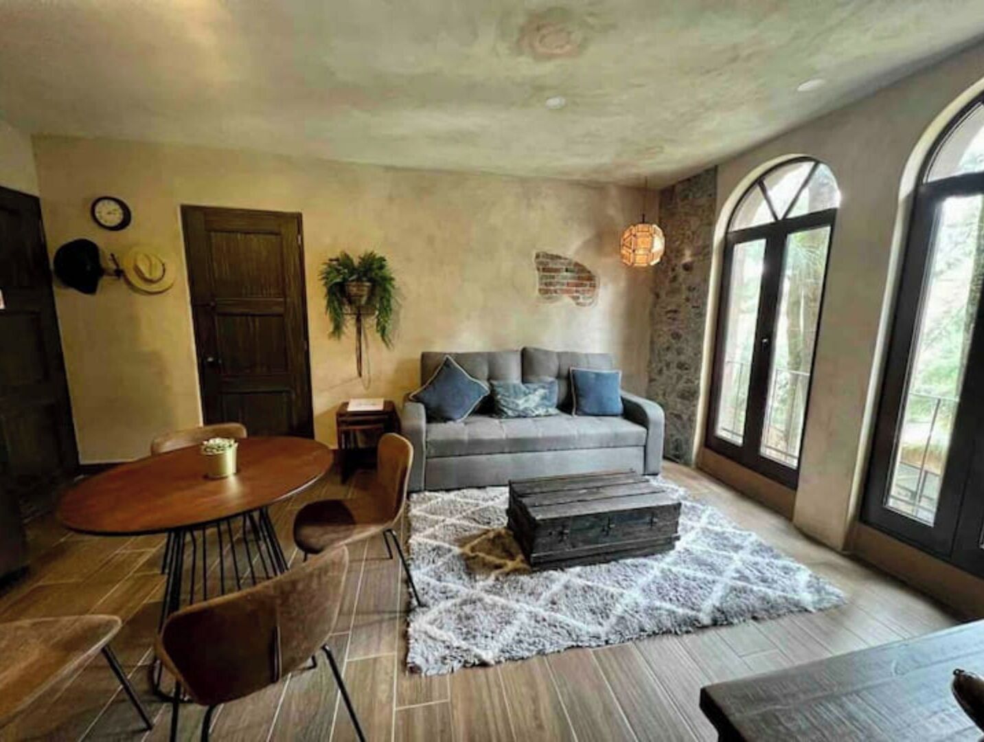 智能电视、书、立体声音响