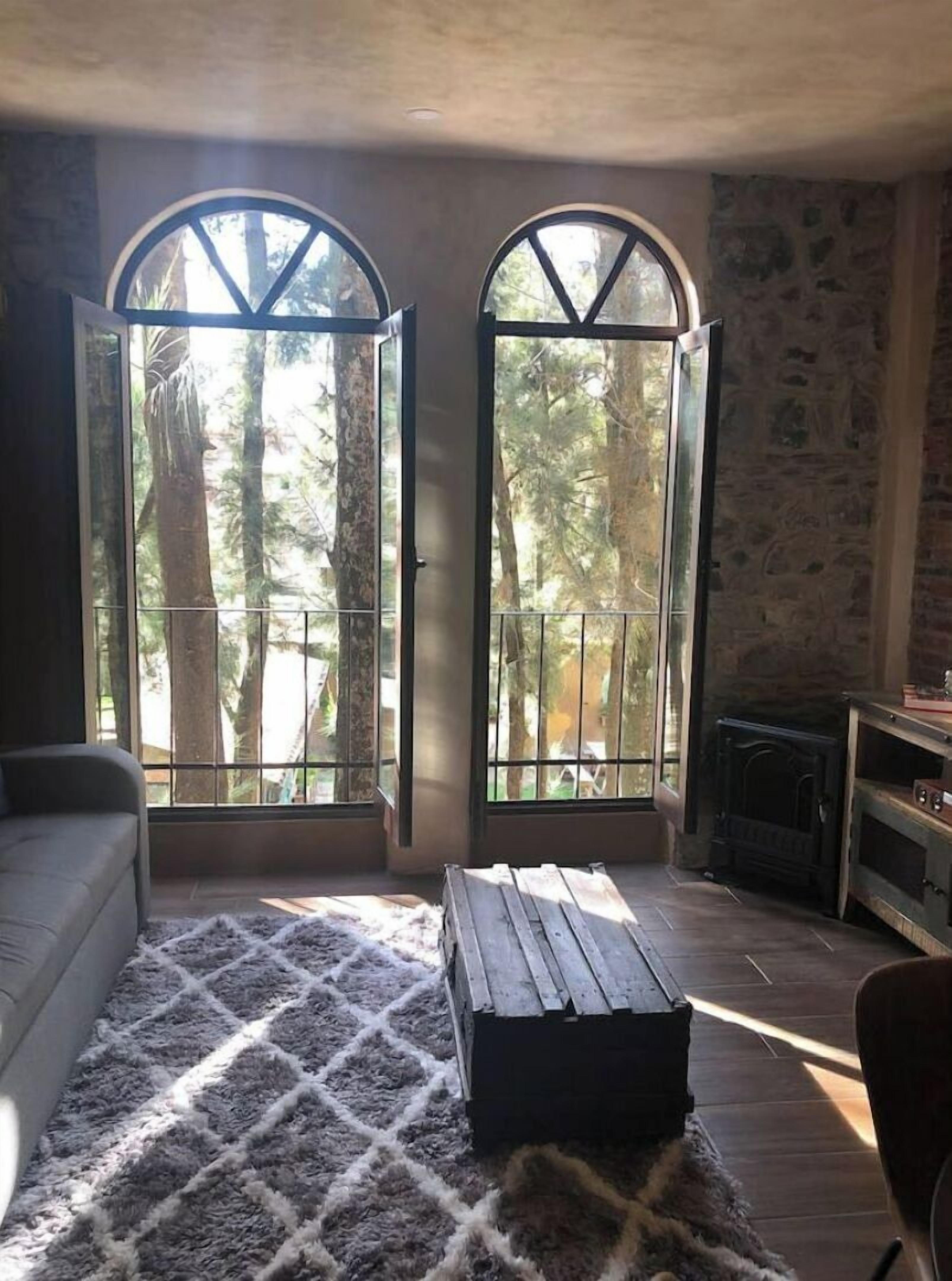 Smart-TV, Bücher, Stereoanlage