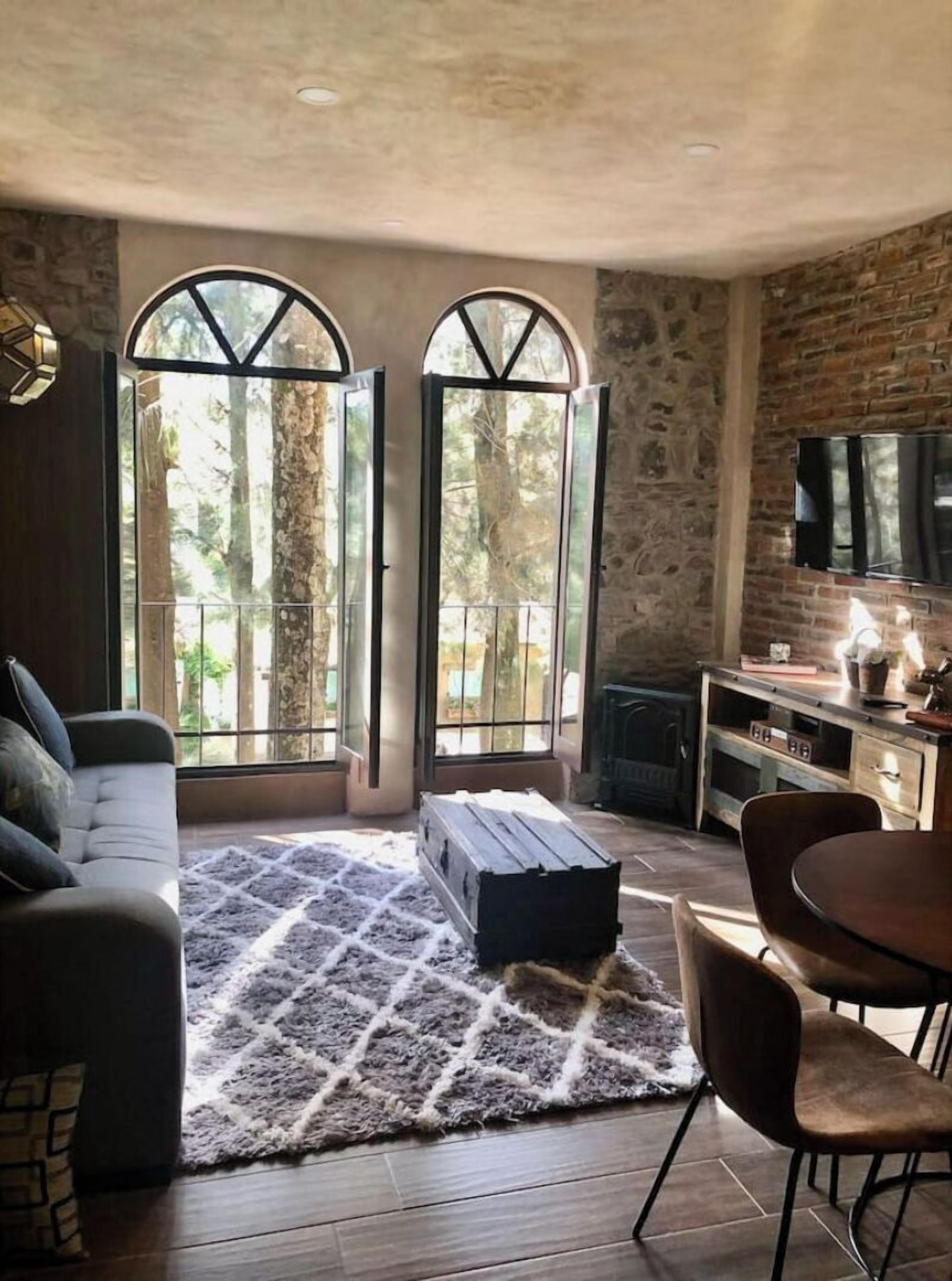 Een smart-tv, boeken en een stereo