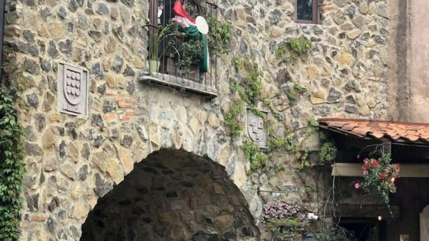 A stone building with an arched entrance, a bicycle, and potted plants. - Incredible Loft in ValQuirico!  (Xoxtla)