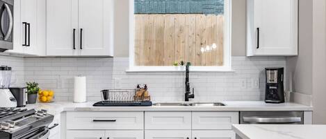 Een koelkast, een microgolfoven, een oven, een kookplaat