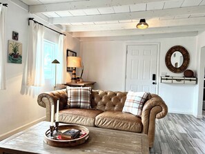 Living area - Quaint 1944 Adobe, walk to canal, hikes, eateries (Phoenix)