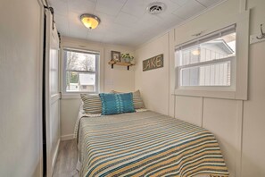 2 bedrooms, desk, Internet, bed sheets