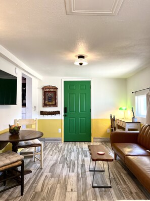 Living area - Peaceful, central Phx, walk to food, canal & hikes (Phoenix)