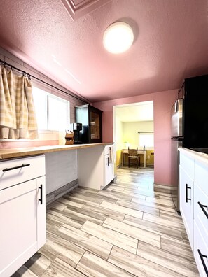 Private kitchen - Peaceful, central Phx, walk to food, canal & hikes (Phoenix)