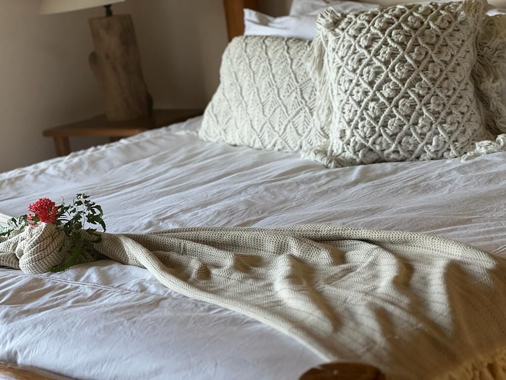 3 makuuhuonetta, tallelokero huoneessa, silitysrauta/-lauta