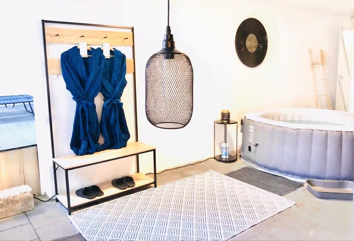 Indoor spa tub