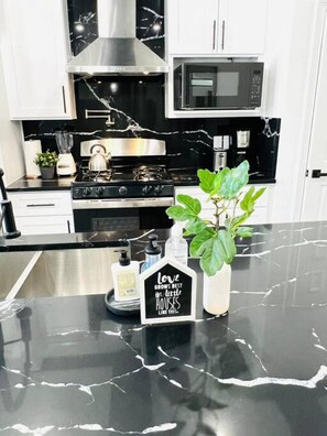 Køleskab, mikrobølgeovn, ovn, kogeplade