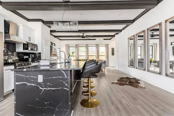 Fridge, microwave, oven, stovetop - Alim Pad 3: Brand New Modern house near downtown (Houston)