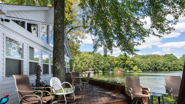 Une terrasse avec des sièges et une vue sur un lac.