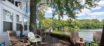 Private spacious beach retreat on Wall Lake.