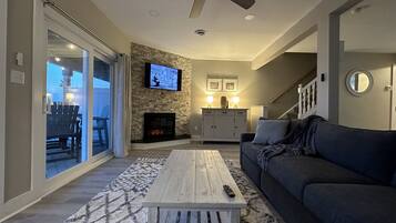 Smart TV, fireplace