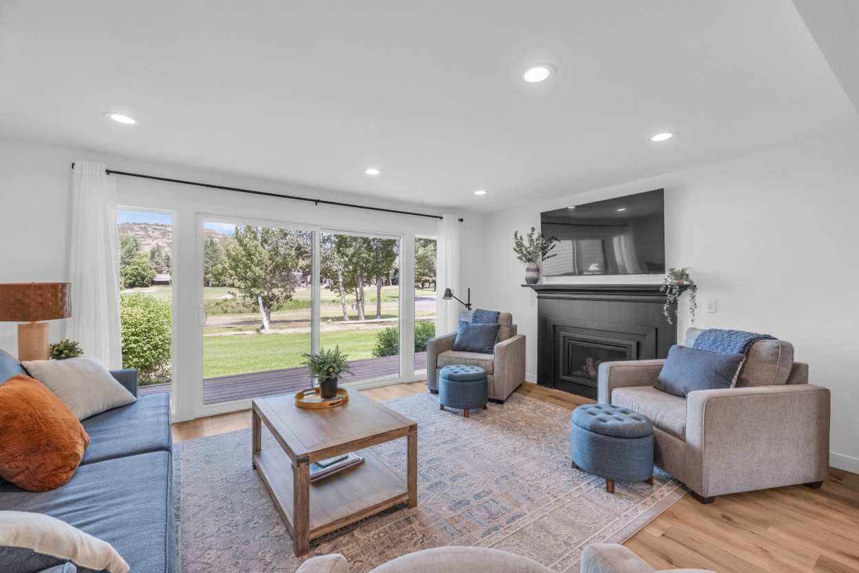 TV, fireplace, offices