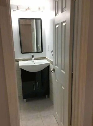 Shower, hair dryer, towels, soap - Modern Clean 2bedrm Apartment! (Toronto)