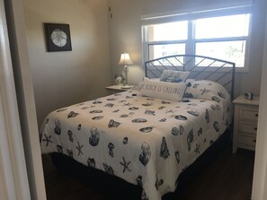 2 bedrooms, desk, iron/ironing board, free WiFi