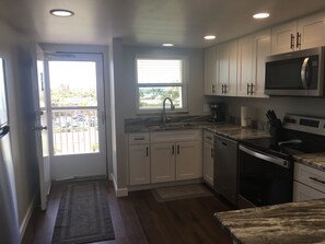 Frigorifero, microonde, forno, piano cottura