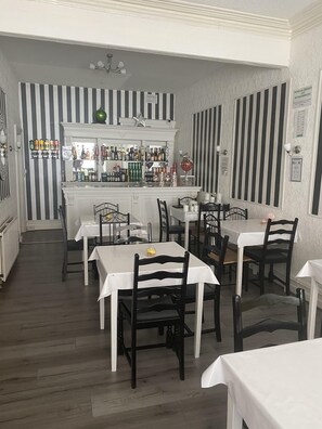 30-英寸纯平电视 （配备卫星频道）、电视