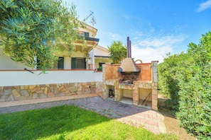 Villa Giunone | Garden view - Casa Vacanze Mare Nostrum beach front (Campofelice di Roccella)