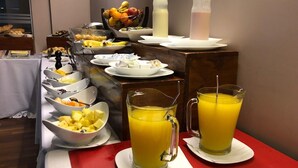 Buffet de l'esmorzar amb diverses fruites, pastissos i begudes.