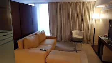 Minibar, in-room safe, desk, laptop workspace