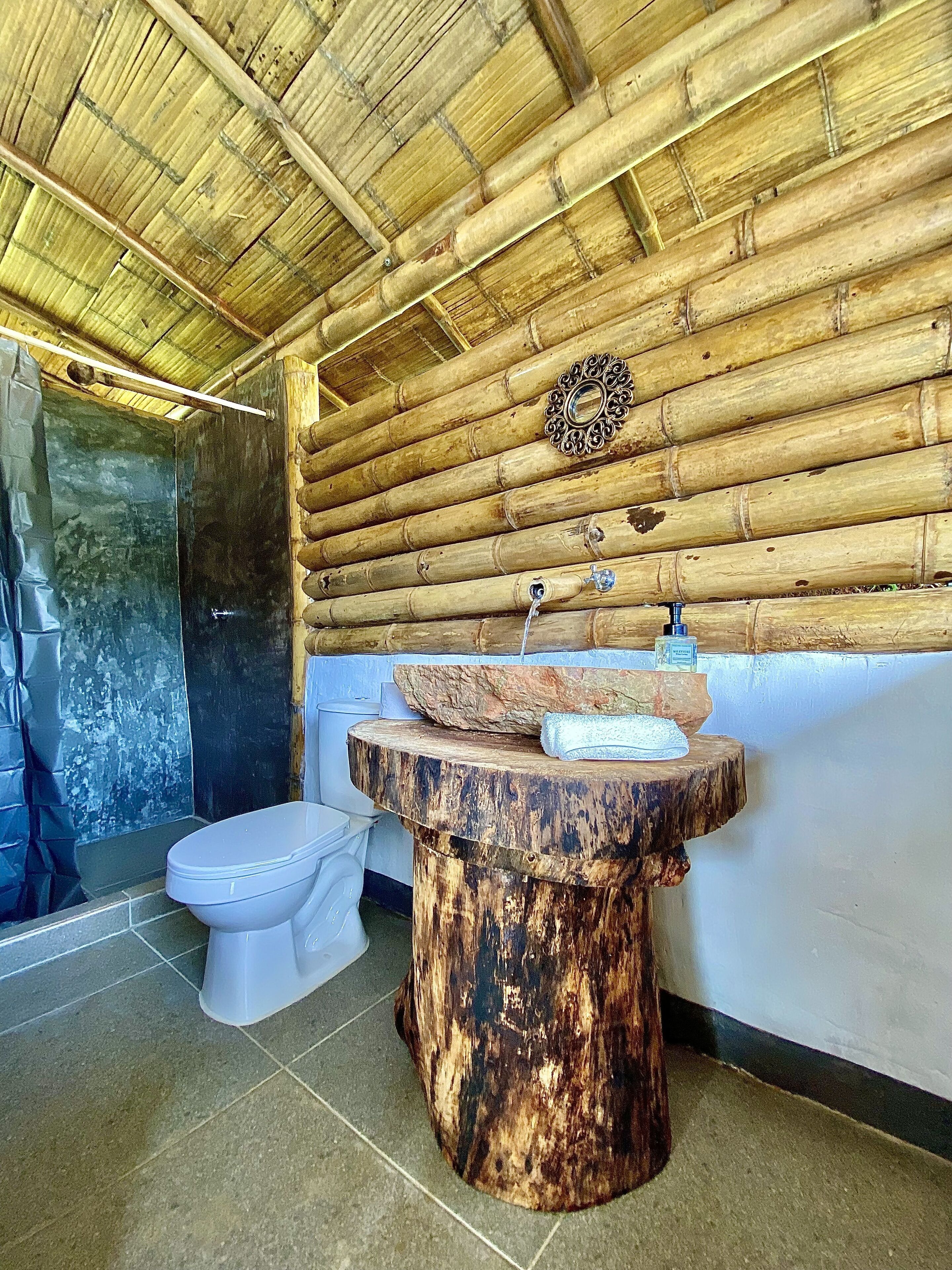 Cabana superior | Banheiro | Chuveiro, chuveiro com efeito de chuva, toalhas de banho 