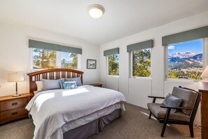 3 slaapkamers, een bureau, een strijkplank/strijkijzer, reisbedje