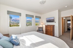 3 habitaciones, escritorio y tabla de planchar con plancha 