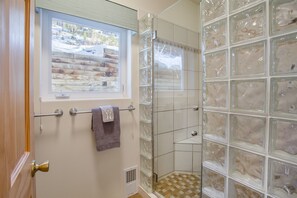 Ensemble douche/baignoire, sèche-cheveux, serviettes fournies